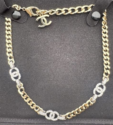 giày chanel fake - Chanel counterfeit jewelry.